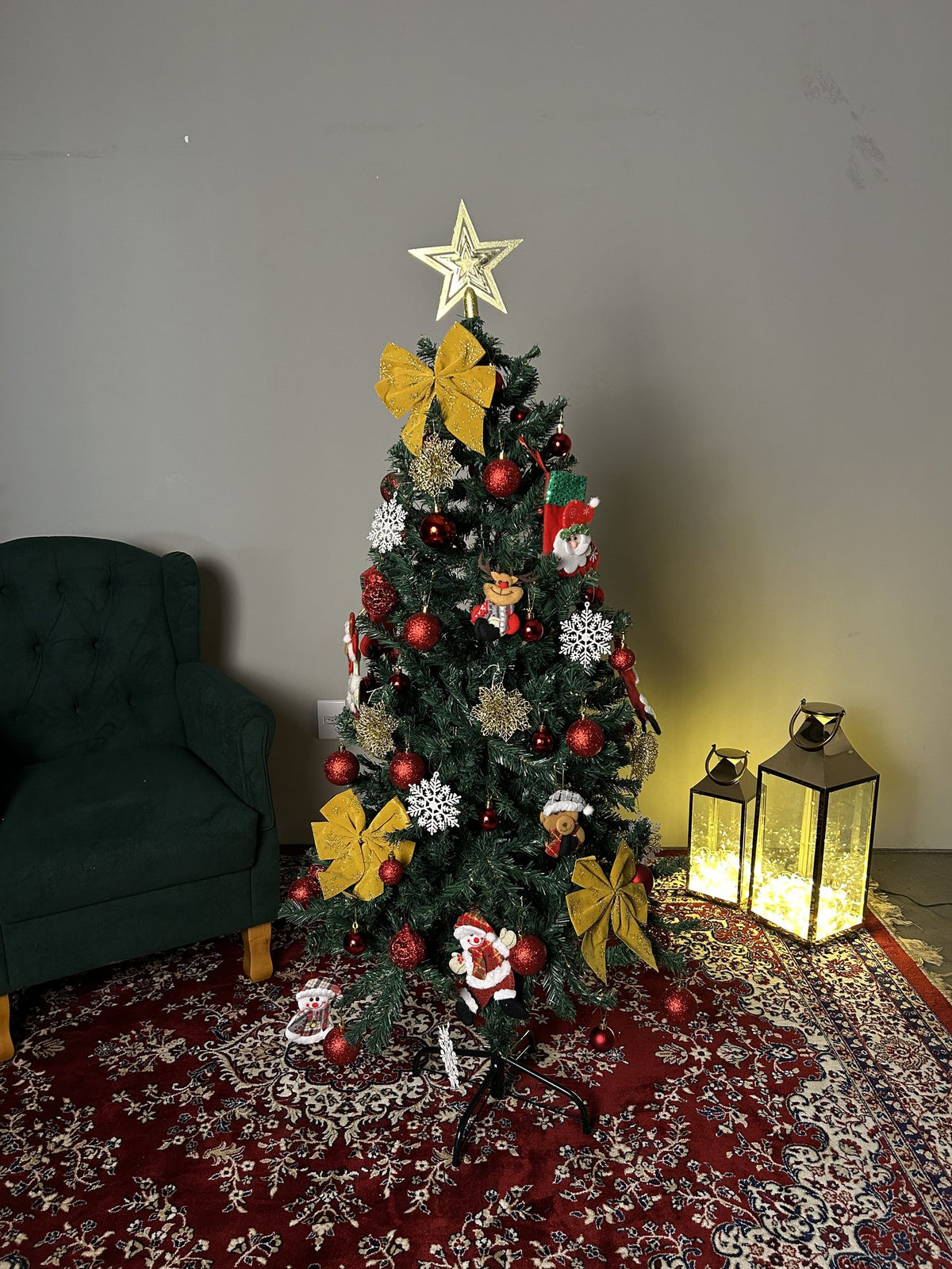 Pinheiro canadense tradicional de 1,50 m decorada com laços dourados, bolas e enfeites vermelhos e estrela, com lanternas e tapete vermelho