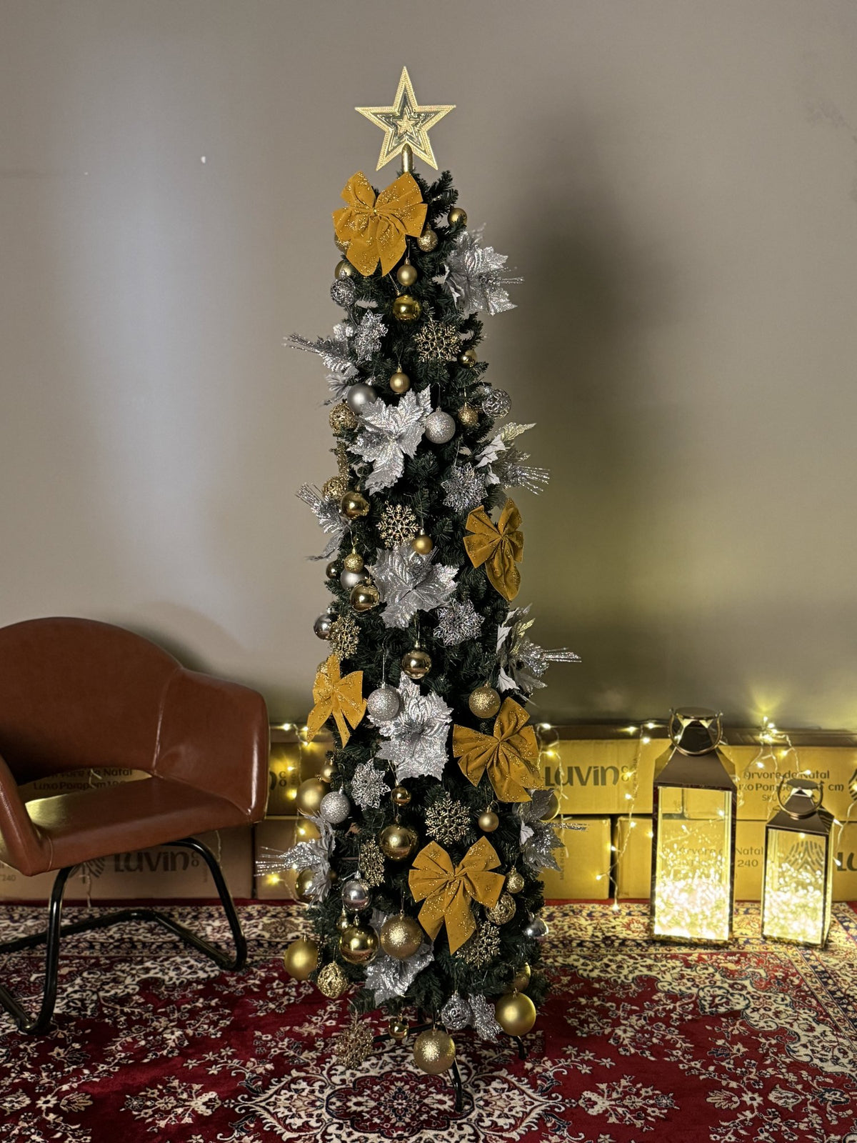 Árvore slim de 1,80 m decorada com laços dourados, flores prateadas e estrela, vista de perto