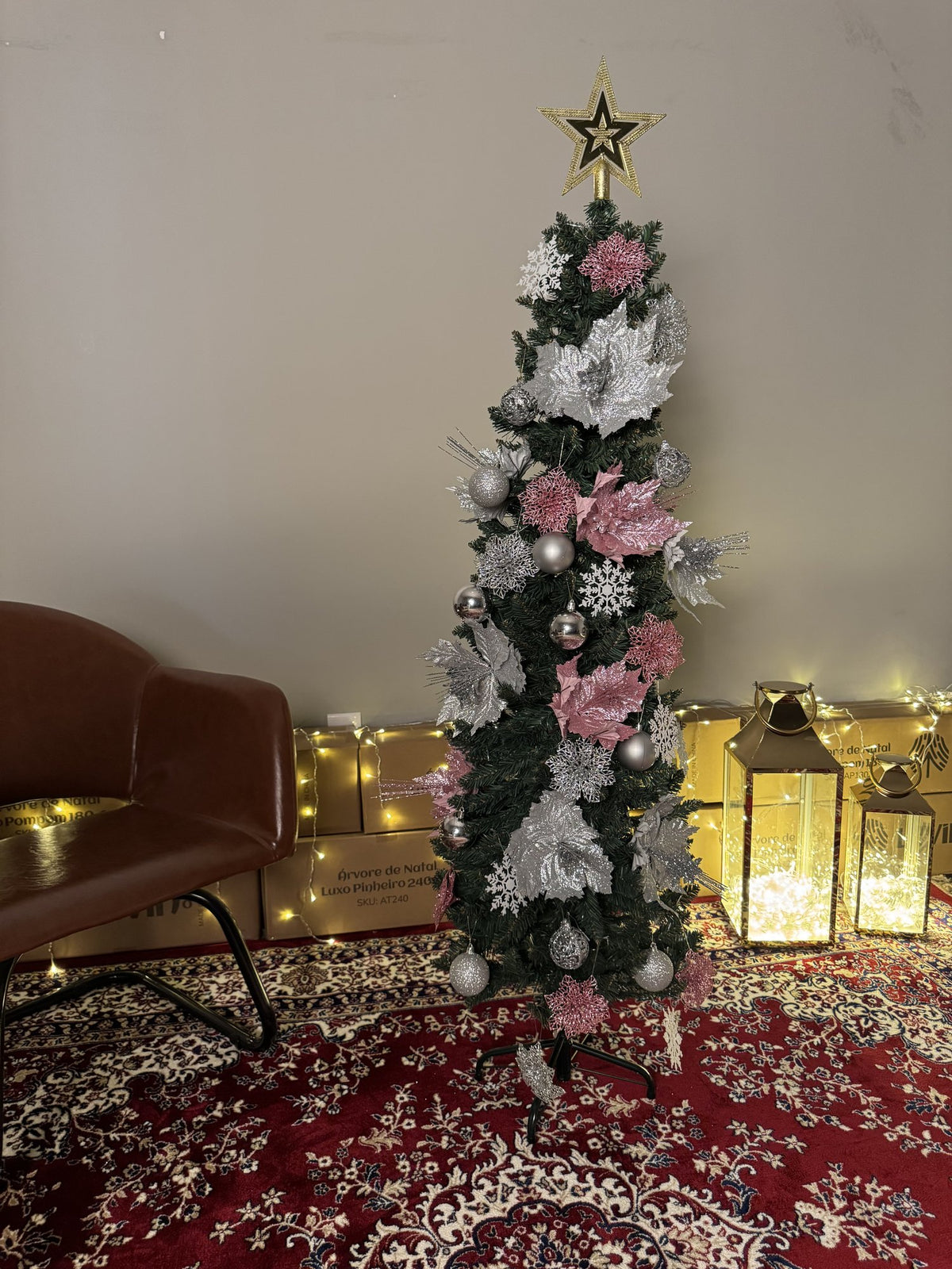 Árvore slim de 1,50 m decorada com flores rosa e prateadas e estrela dourada, vista de perto