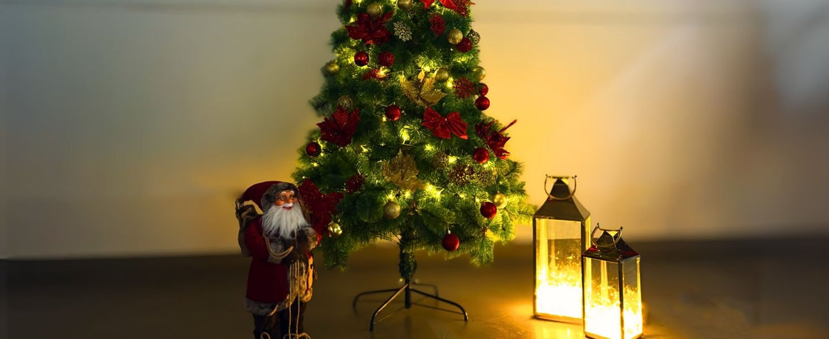 Árvore pompom mesclada de 2,10 m decorada com luzes e enfeites vermelhos, com Papai Noel e lanternas ao lado