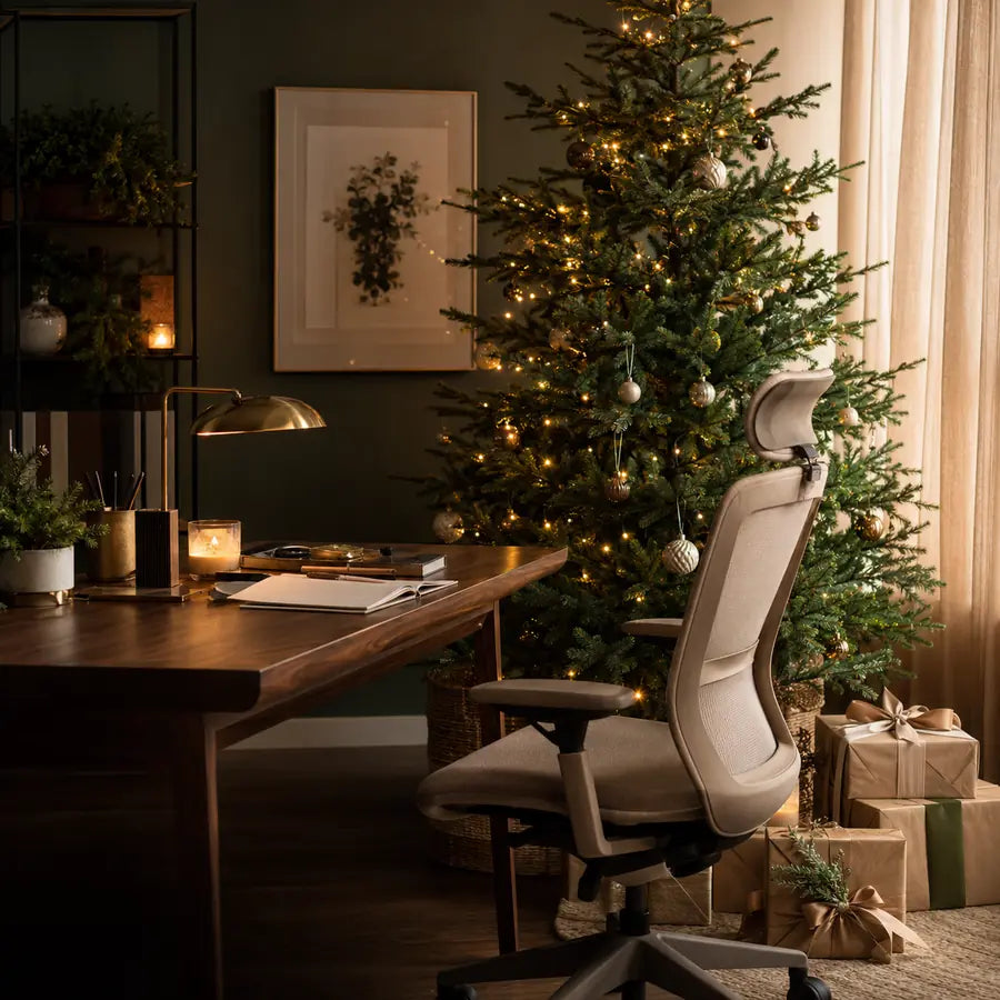 Escritório elegante decorado para o Natal com árvore e presentes