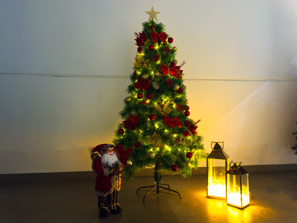 Árvore pompom mesclada de 2,10 m decorada com bolas e laços vermelhos, estrela dourada e luzes, com Papai Noel e lanternas ao lado