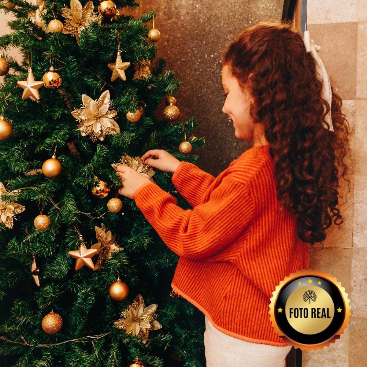 Pinheiro canadense tradicional de 1,80 m decorada com flores, bolas e estrelas douradas, sendo enfeitada por uma criança