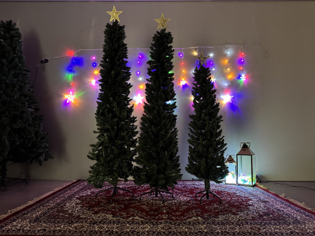 Árvore slim de 1,50 m três árvores slim com cortina de luzes coloridas ao fundo sobre tapete