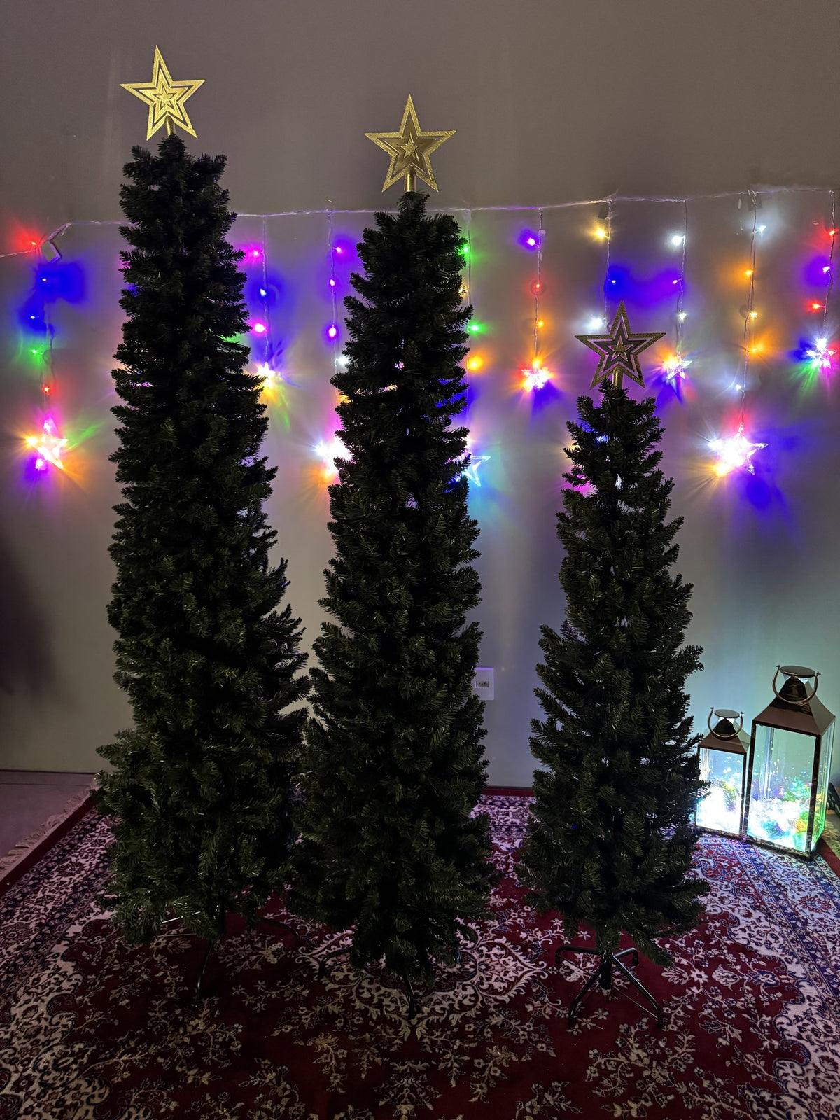 Árvore slim de 1,80 m três árvores slim com cortina de luzes coloridas ao fundo